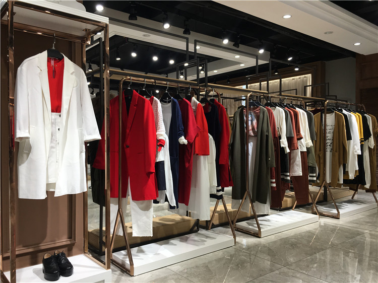 服装进货预防被批发商忽悠欺骗的方法情景一!_品牌折扣女装哪有可以加盟