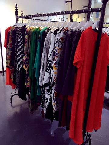 店铺的装修要与服装风格和价格定位_品牌折扣店货源进货渠道