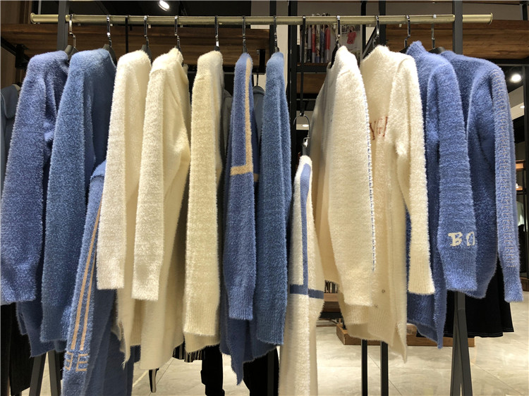 配大衣的黄金绒连衣裙2021新款打底保暖毛织上衣_怎样开品牌折扣店