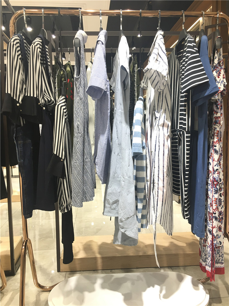 村上春2021夏装新款连衣裙品牌折扣货走份批发_折扣女装有哪些能加盟