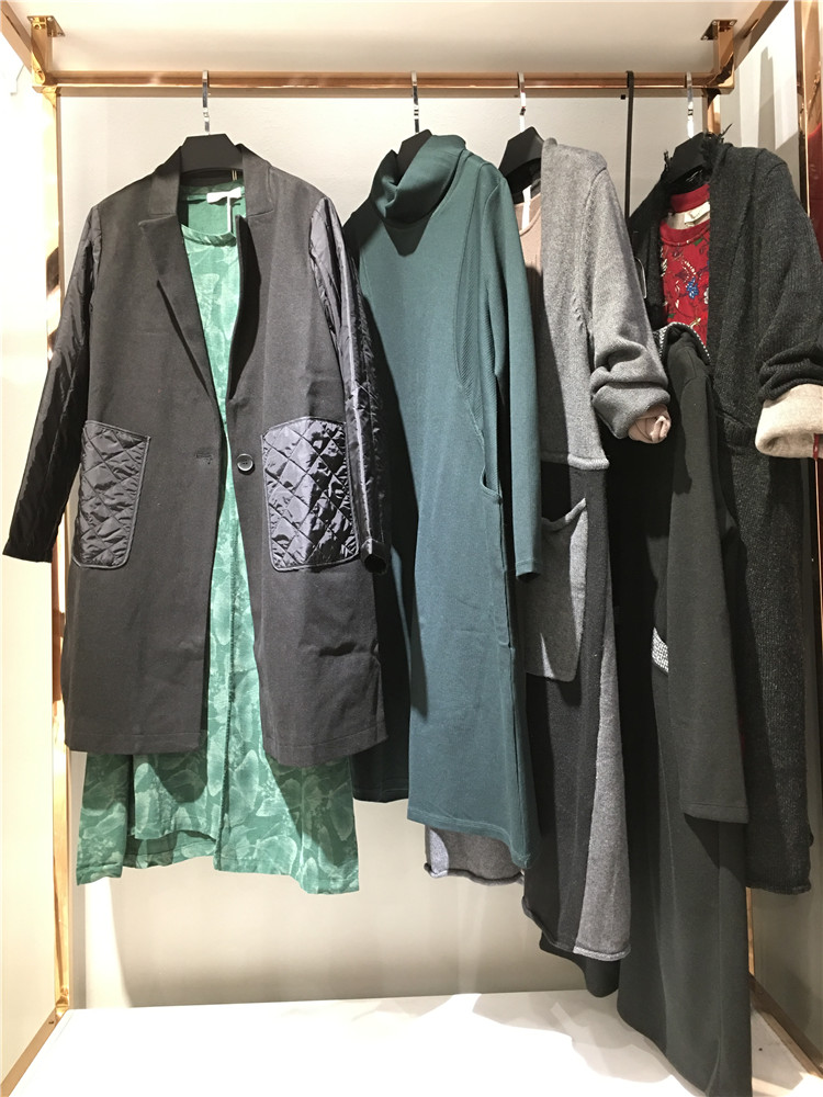 原创棉麻设计师品牌译然高端大气专柜折扣货_女装品牌折扣尾货进货渠道