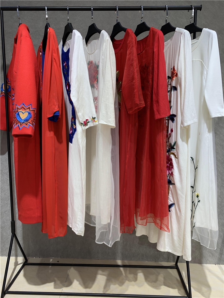 深圳高档品牌女装批发网歌中歌品牌女装折扣尾_高端品牌折扣女装加盟