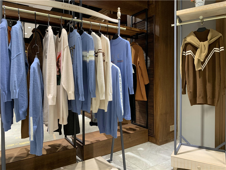 买衣服有技巧：衣服特别要注意衣服的面料_女装品牌折扣尾货进货渠道