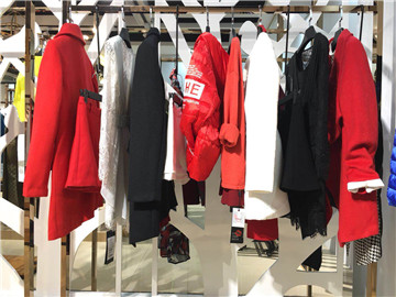 特价新款秋冬流行时代的女性服装品牌千细展示_想开一个品牌折扣店进货渠道