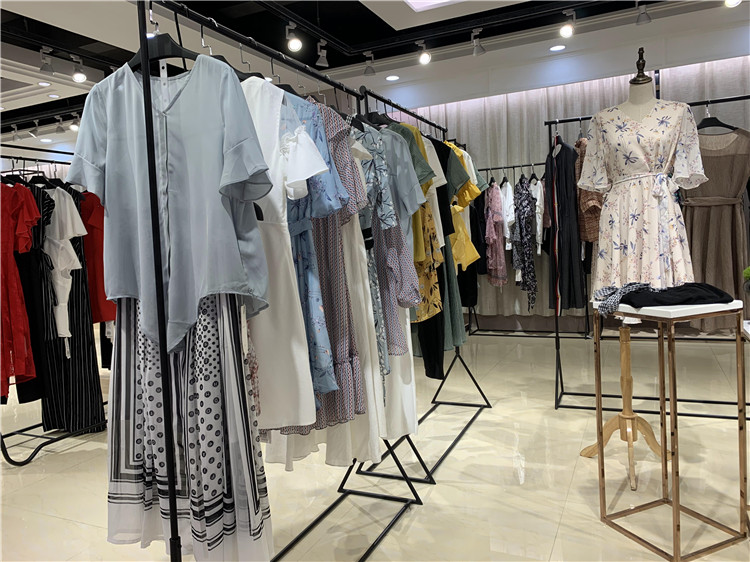 丝雨桐21年夏装品牌折扣女装尾货一手货源女装热_女装品牌折扣店进货渠道