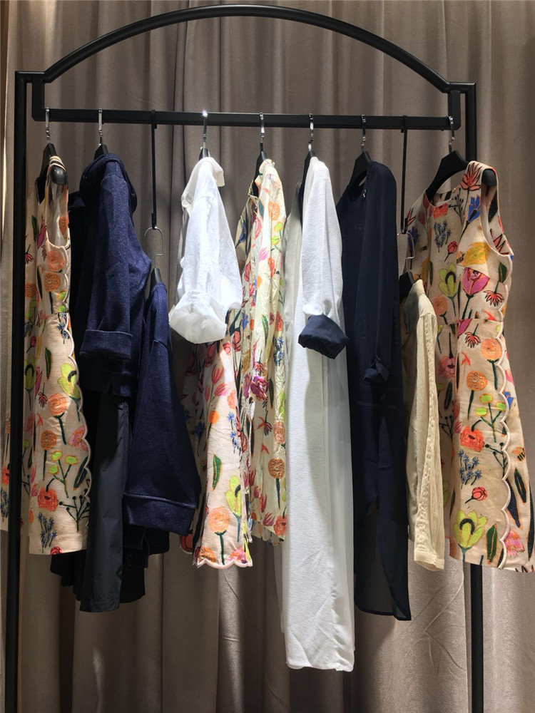 嘉贝逸飞2021年时尚春秋混批新款大牌女装尾货_品牌折扣店女装加盟哪家好