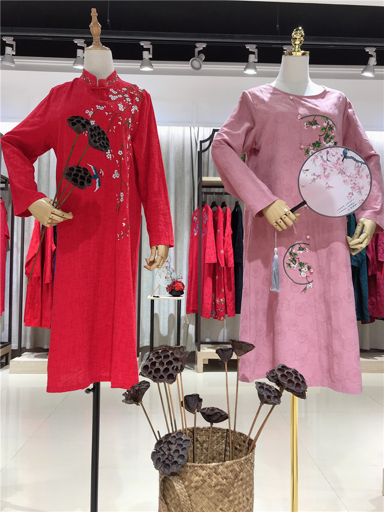 2021秋冬婉枫复古印花刺绣连衣裙优雅大气女装折_品牌折扣店怎么加盟