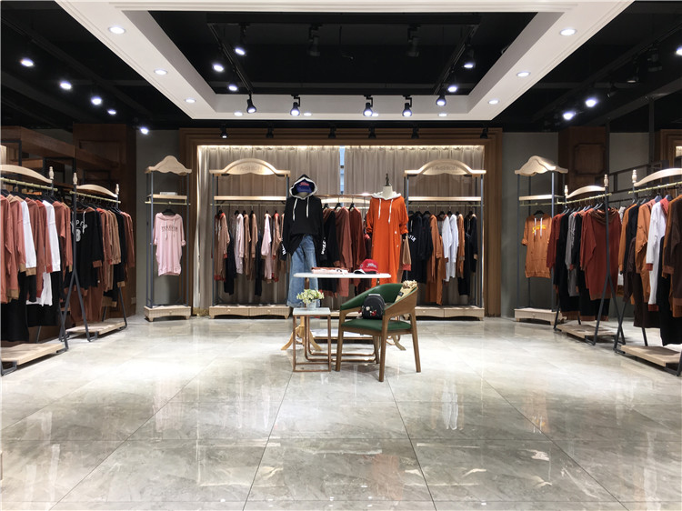 女装零售店定位：零售店的“三大要素”_品牌折扣女装货源批发