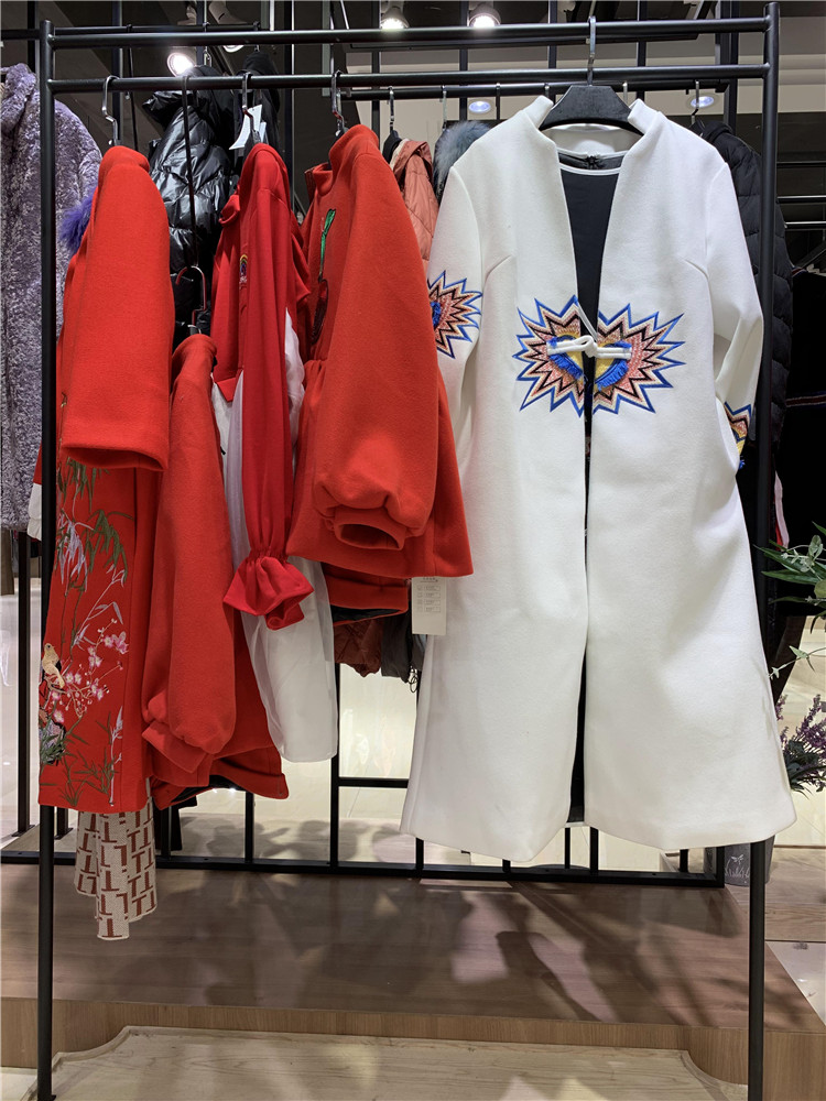 中国风锦绣坊唐装21冬超高性价比大码时尚连衣裙_高端品牌折扣女装加盟