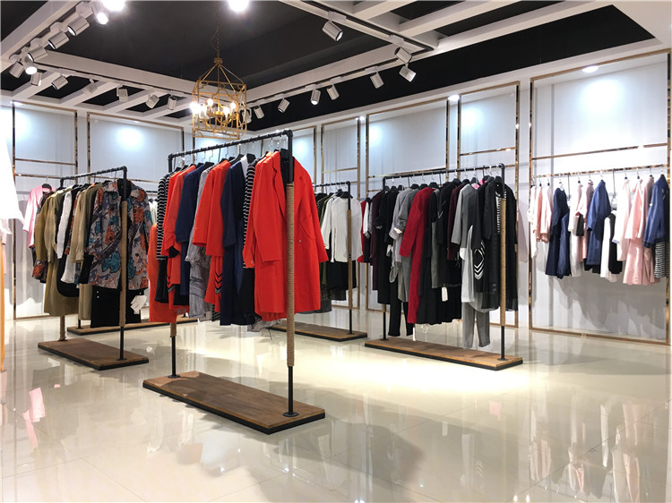 供应深圳伊庄可人2021新款春装_高端品牌折扣女装加盟