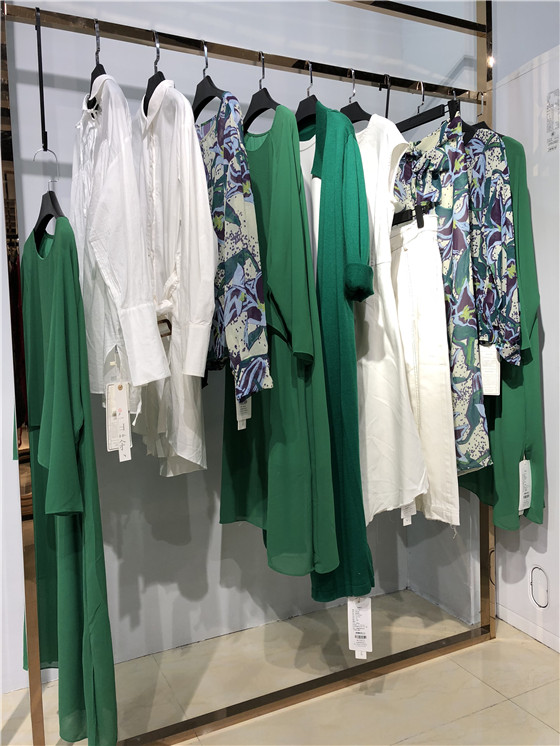 杭州正品白茶品牌折扣尾货时尚裙子女2021新款春_免费铺货女装折扣店加盟