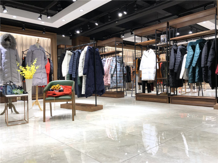 服装知识：轻薄羽绒服怎么洗？_品牌女装折扣店一折货源