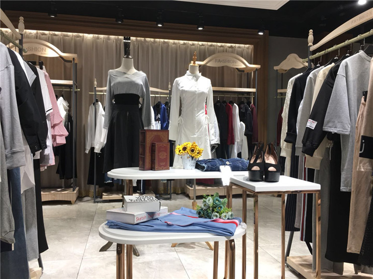 广州潮牌乐途女装尾货 乐途2021秋装批发走份_各种品牌女装折扣货源