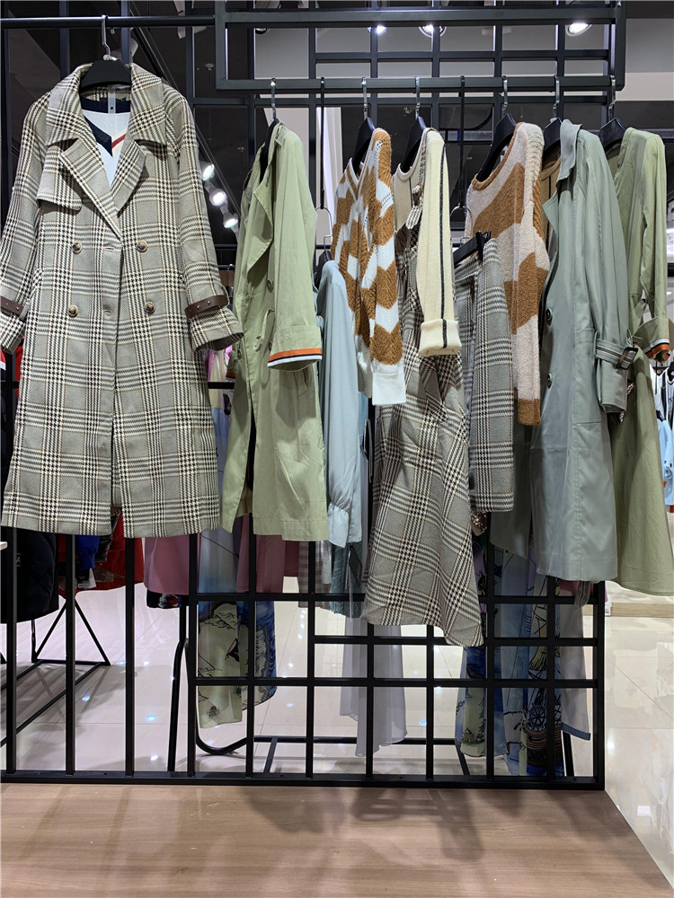 2021朝花夕拾春秋装一手尾货品牌专柜折扣批发货_高端品牌折扣女装加盟