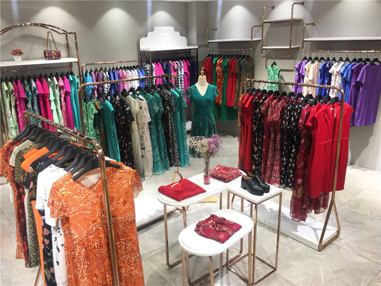 全连衣裙夏装恋白品牌折扣女装批发免加盟_品牌折扣女装哪有可以加盟