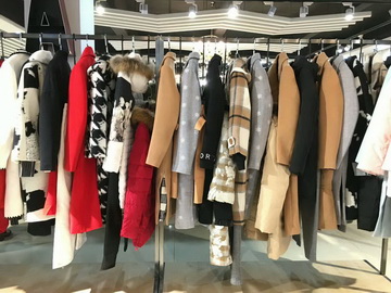 色彩搭配的捷径（降低搭配难度）！_品牌女装折扣店一折货源