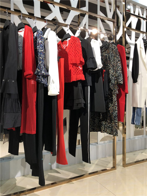 香港知名品牌宠爱女人2021专柜正品折扣女装春夏_品牌折扣店怎么加盟