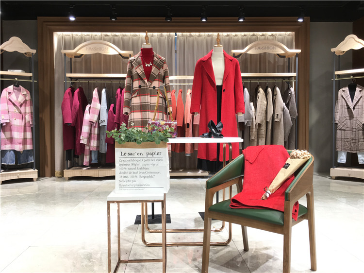 南方的冬季，拥有一件双面呢绒大衣，内在奢华_品牌折扣女装哪有可以加盟