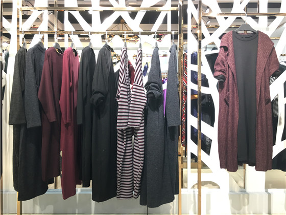 金兆成中老年女装春装大码时尚风衣外套走份清_品牌折扣店怎么加盟