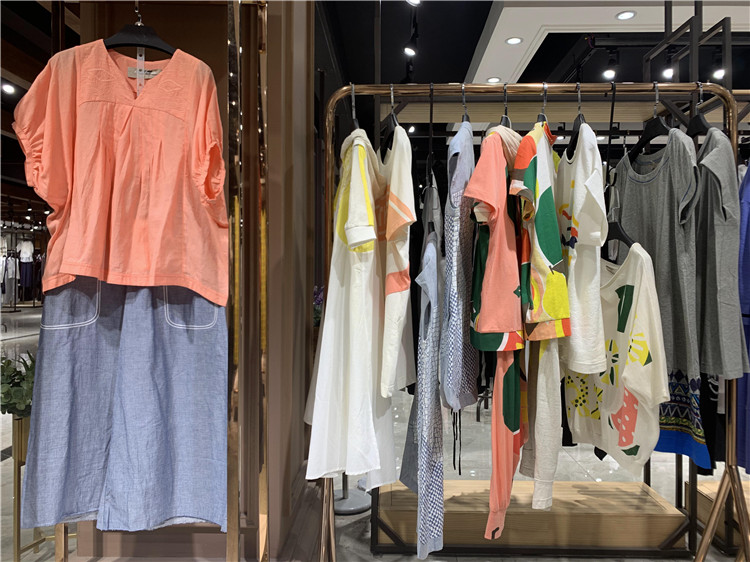 深圳品牌唤觉春装新款连衣裙尾货折扣走份批发_免费铺货女装折扣店加盟