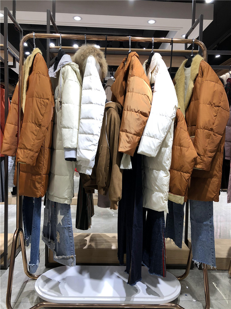 供应纯大件厚款思炫羽绒服2021冬折扣女装库存走份_品牌折扣女装一手货源批发
