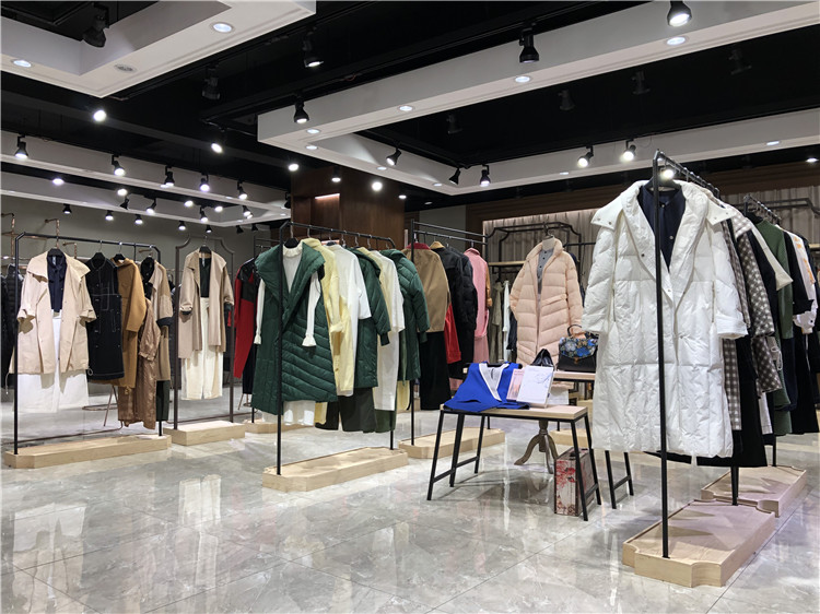 2021秋冬深圳高端原创设计师痕迹大码女装品牌折_品牌女装加盟免费铺货