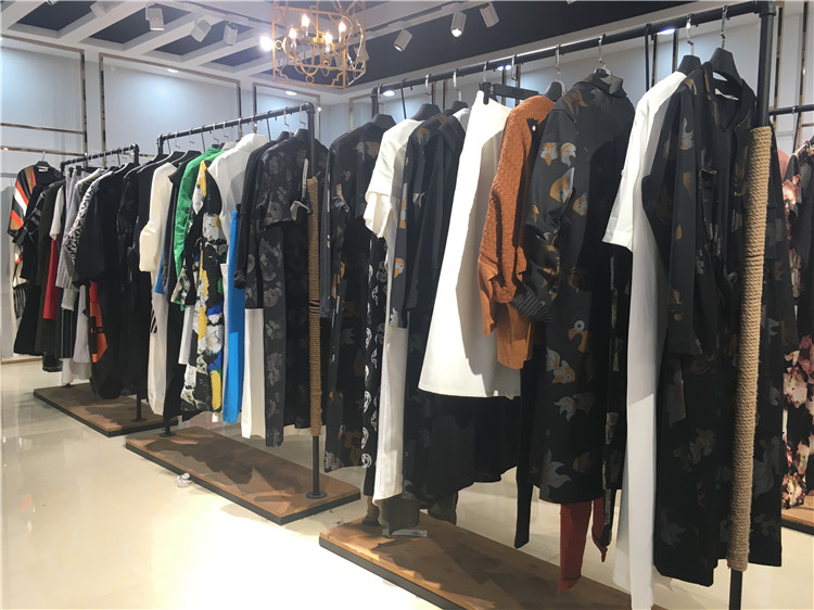 亚尼蒂斯17秋香港知名品牌风衣外套女装尾货_怎样开品牌折扣店