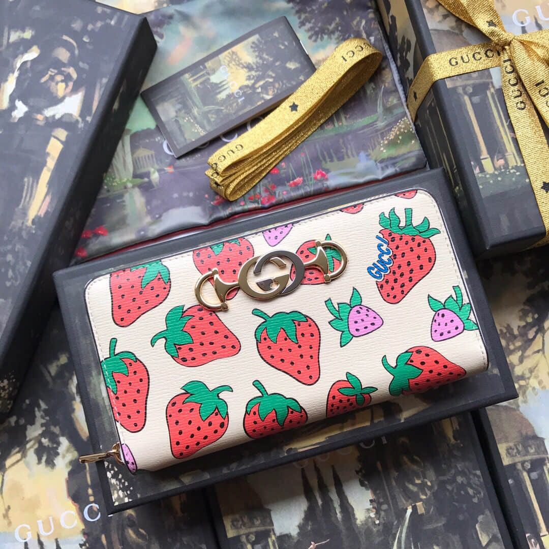 Gucci 570661 08PAX 9036草莓印花全拉链钱包