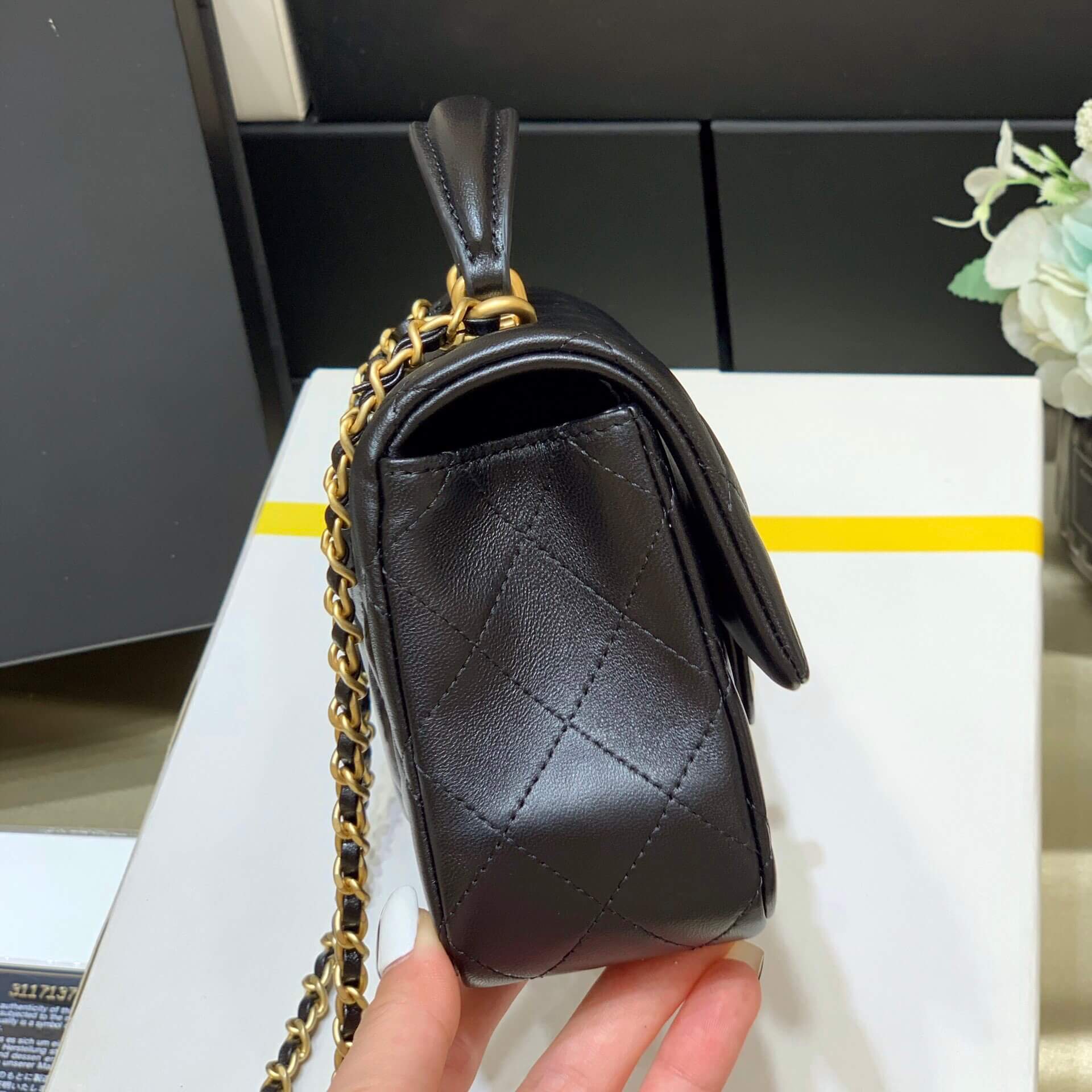 Chanel CF大mini带手腕版本珠光羊皮 AS2431黑色