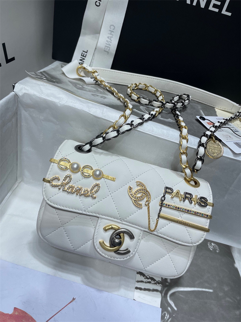 Chanel AS2978 B07261 10601 迷你徽章包