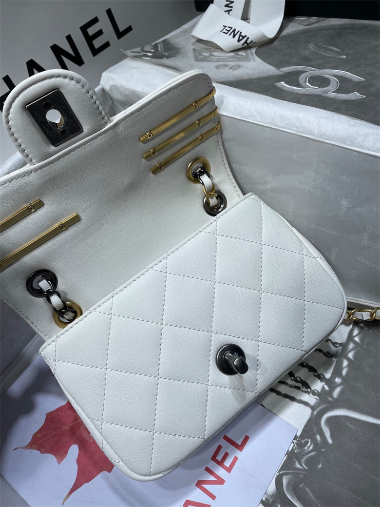 Chanel AS2978 B07261 10601 迷你徽章包