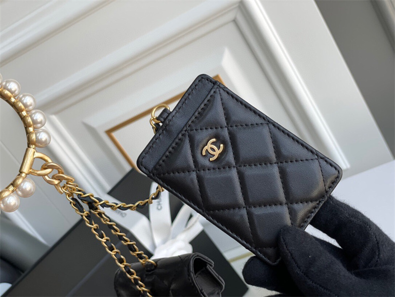 Chanel AP2229 B05945 94305 手镯配以小皮件与链条