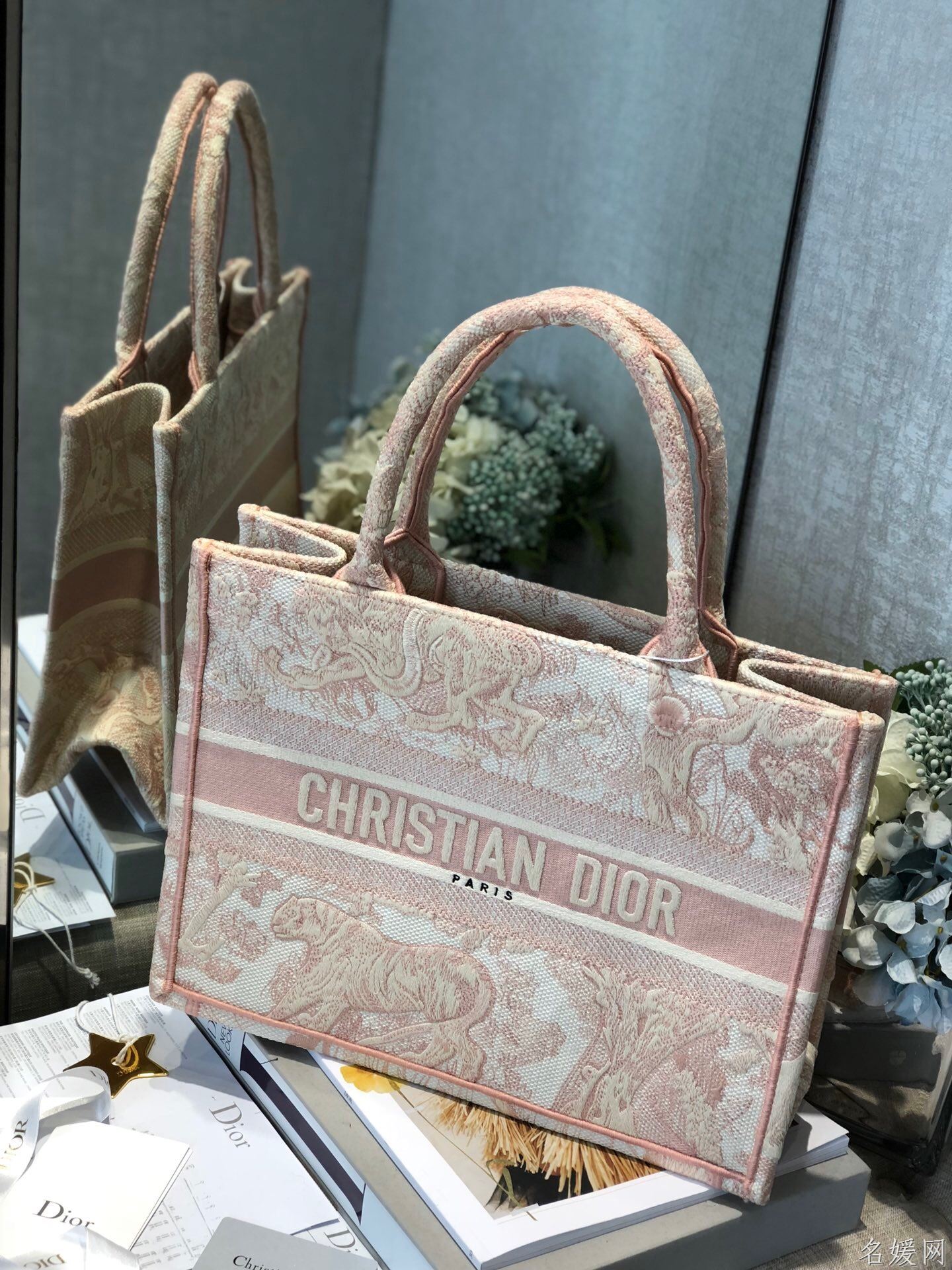 Dior/迪奥 M1296ZTDT 小号粉色茹伊印花Book Tote