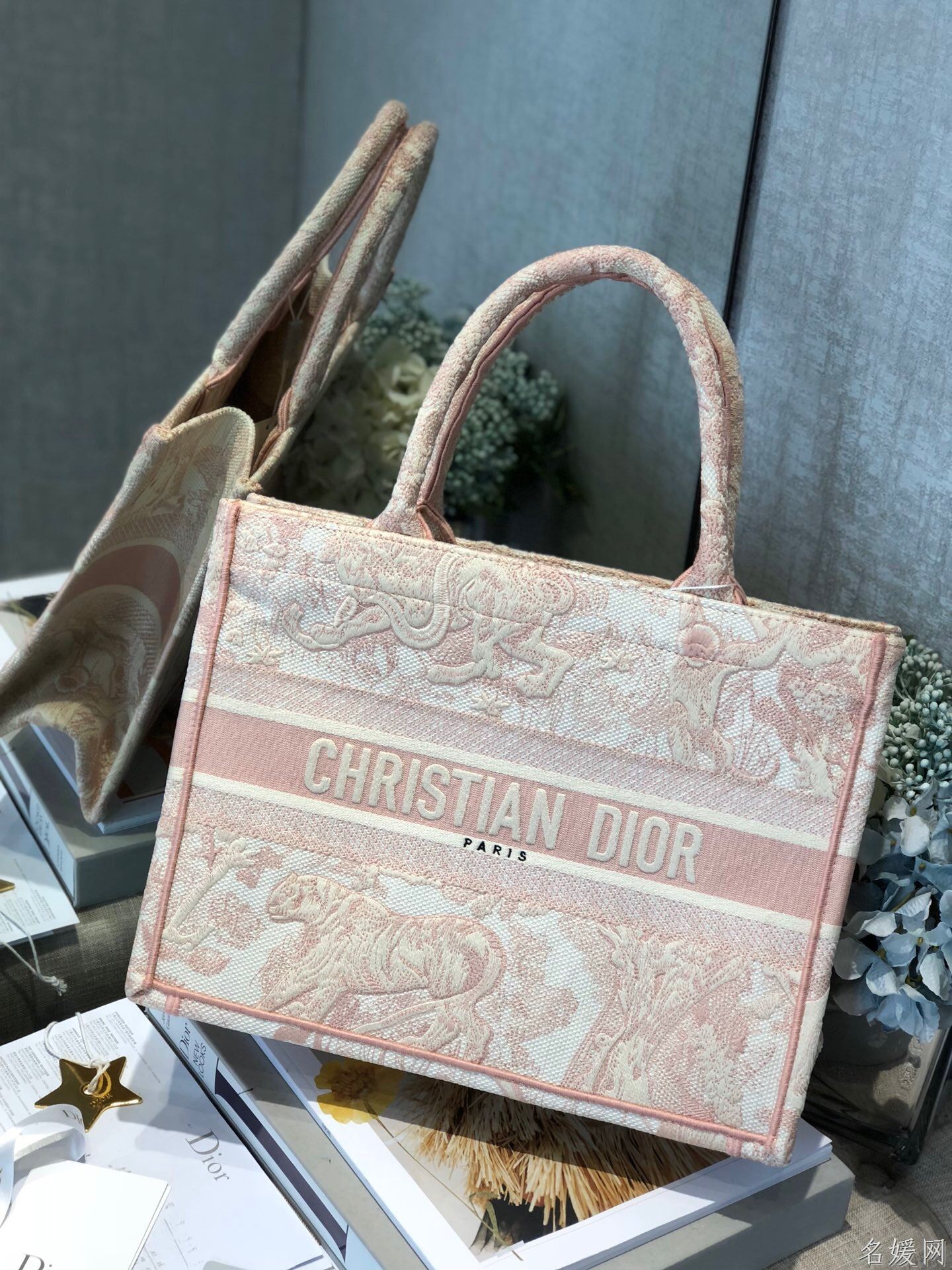 Dior/迪奥 M1296ZTDT 小号粉色茹伊印花Book Tote