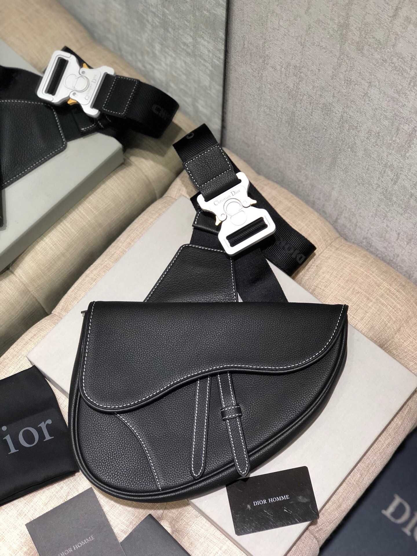 Dior/迪奥 2019新款Homme # Saddle Bag腰包胸包