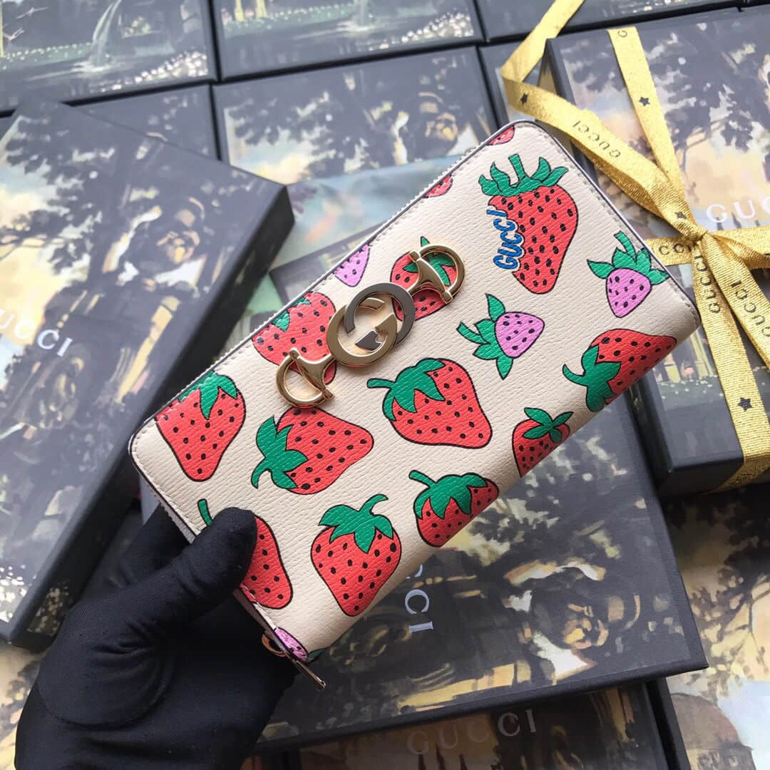 Gucci 570661 08PAX 9036草莓印花全拉链钱包