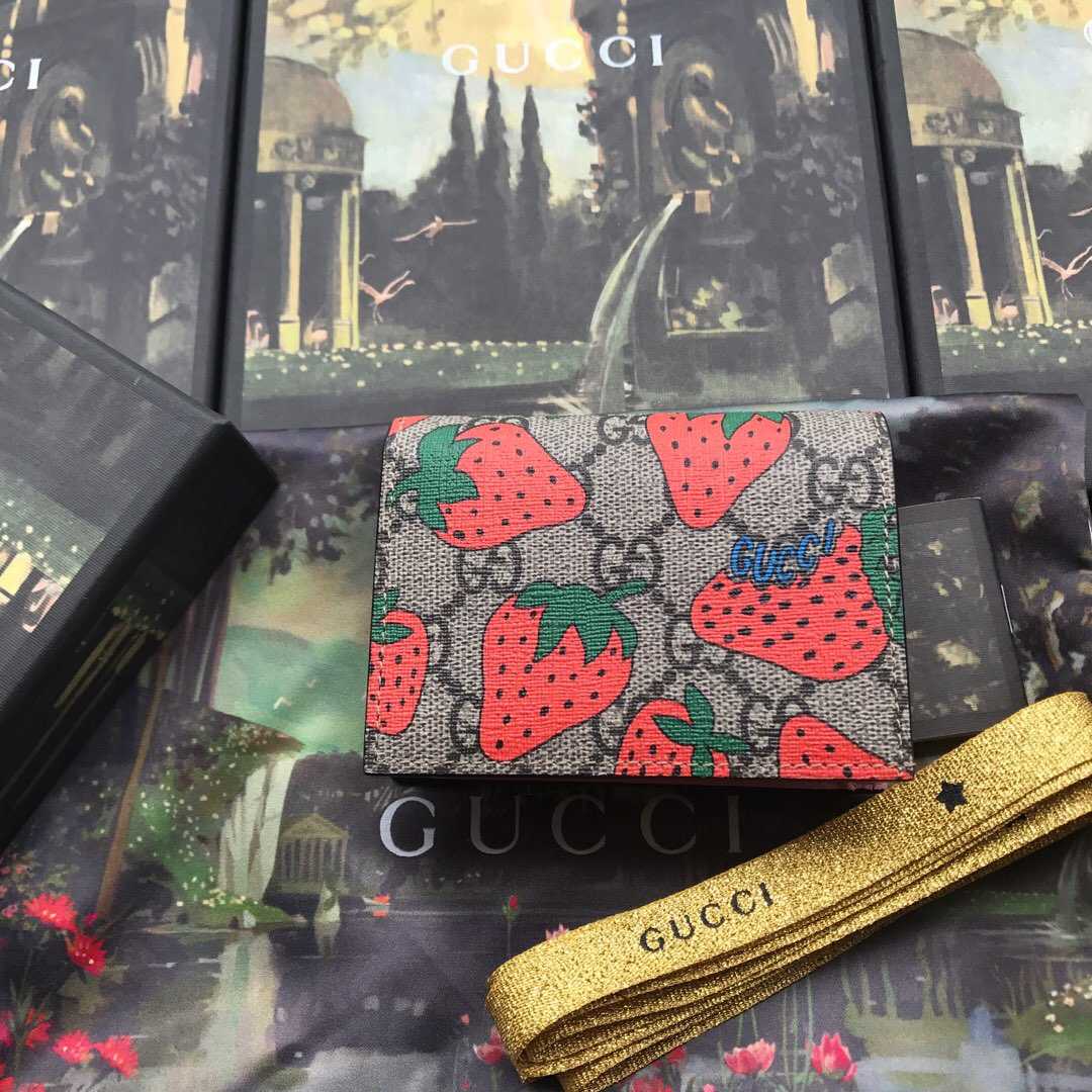 Gucci/古驰 饰 Gucci 草莓印花 GG 卡包