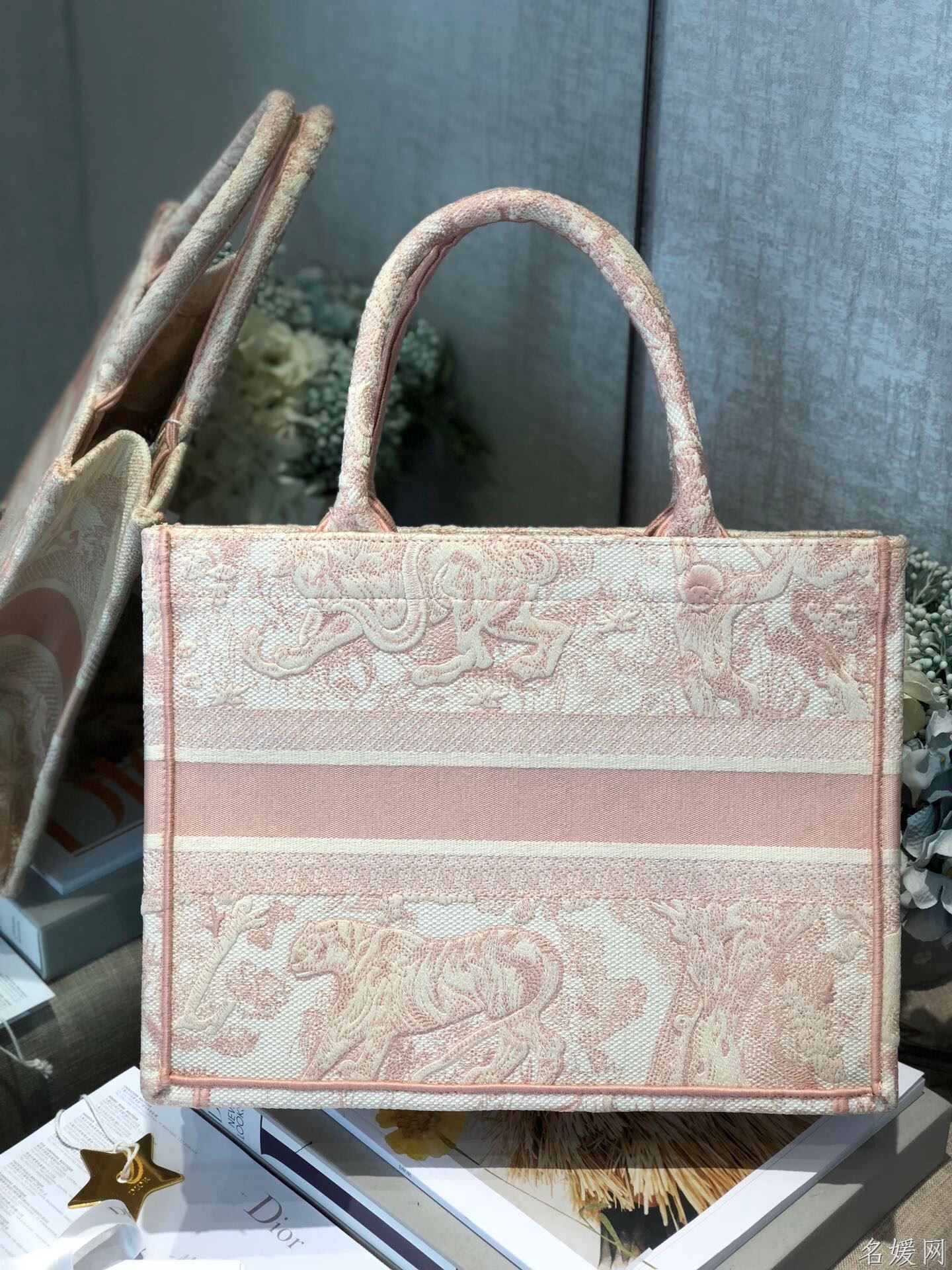 Dior/迪奥 M1296ZTDT 小号粉色茹伊印花Book Tote