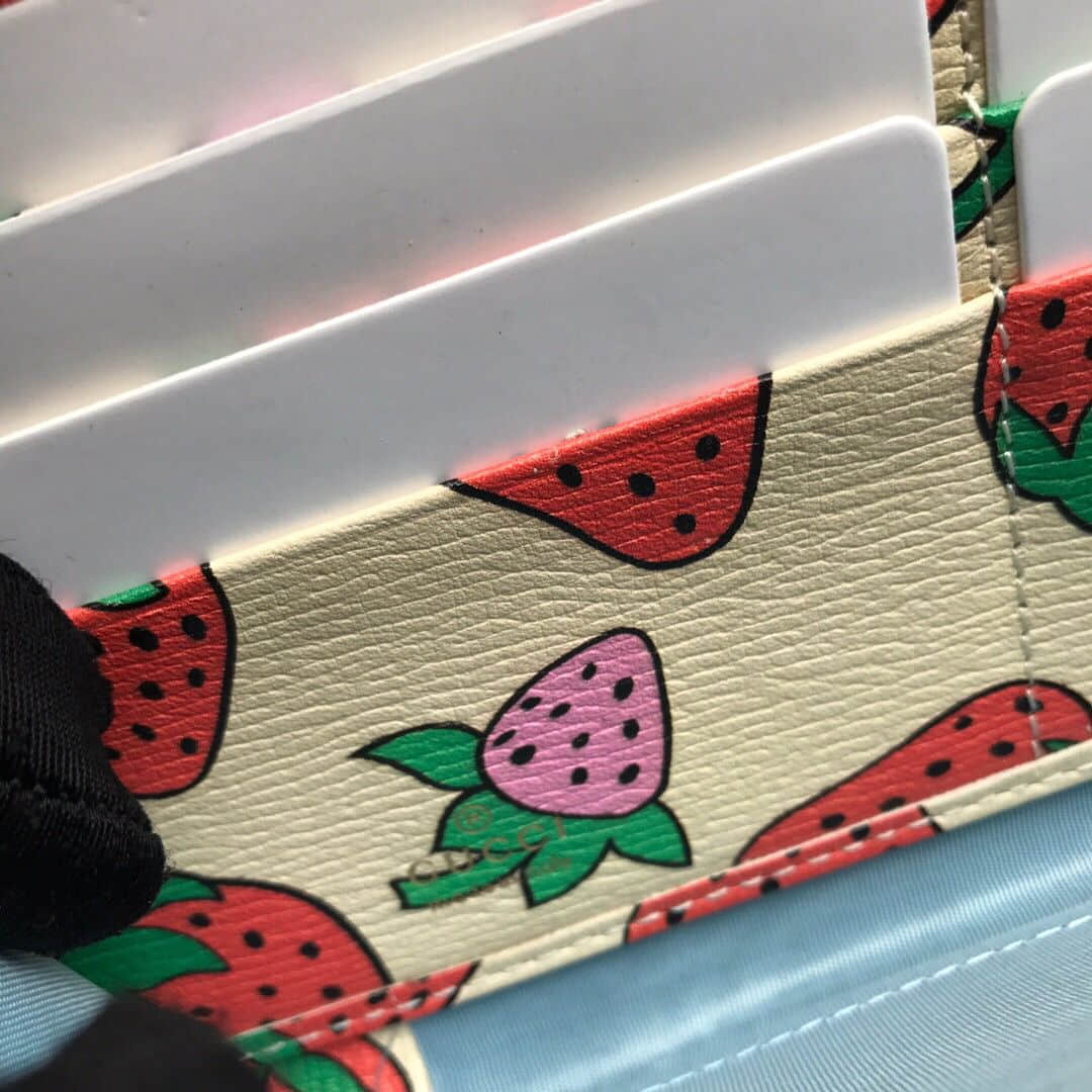 Gucci 570661 08PAX 9036草莓印花全拉链钱包