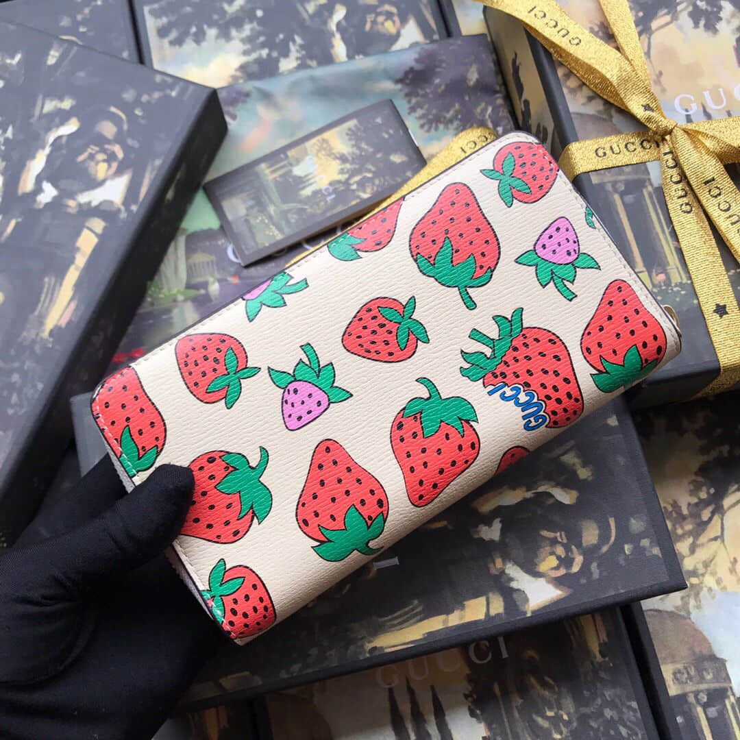 Gucci 570661 08PAX 9036草莓印花全拉链钱包