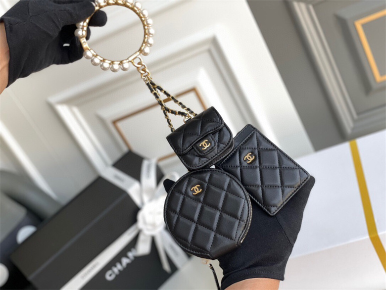 Chanel AP2229 B05945 94305 手镯配以小皮件与链条