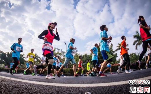 跑马拉松鞋子要软点好还是硬点好？跑马拉松鞋子需要买大一码吗