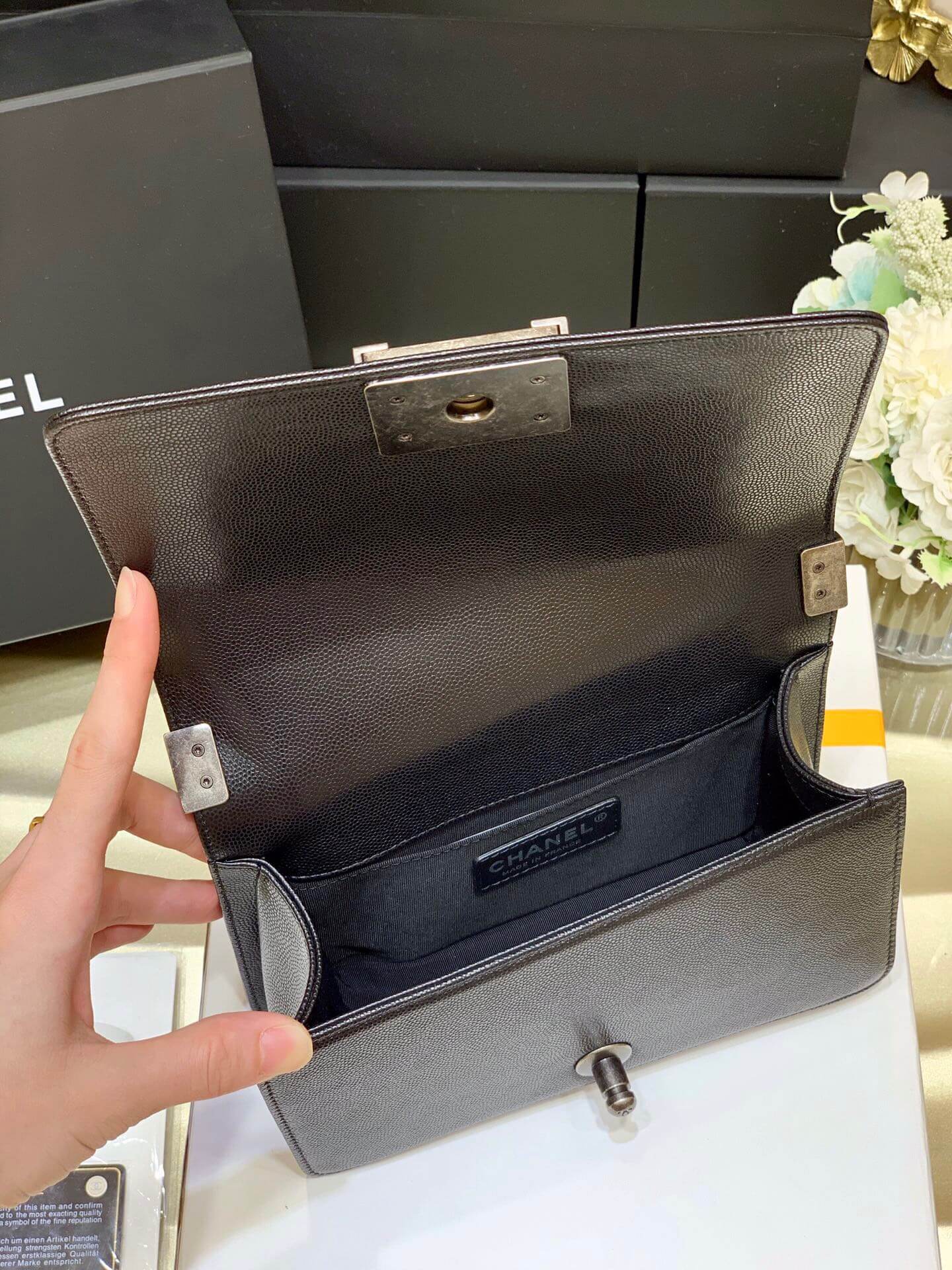 Chanel Leboy 20CM A67085黑色牛皮银扣