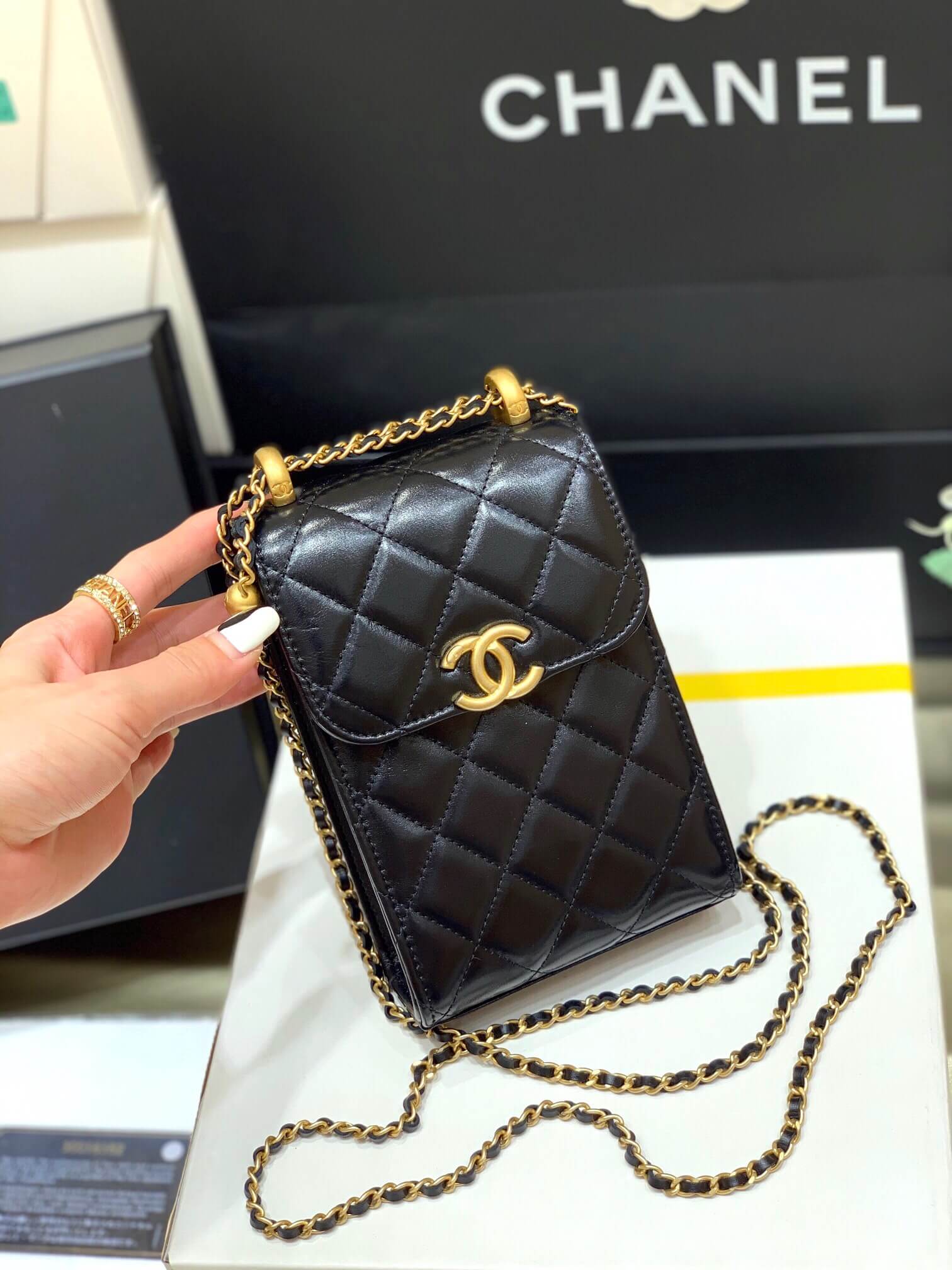 Chanel 2021早秋高级手工坊小金珠系列手机包 AP22