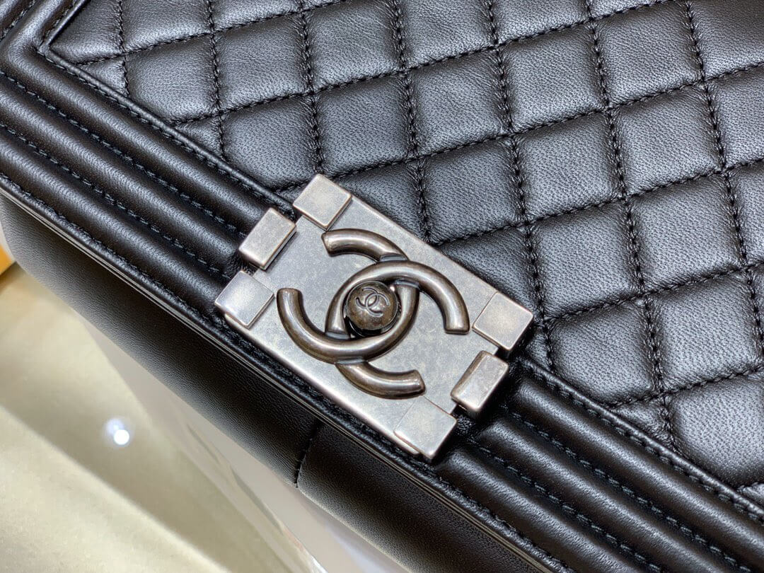 Chanel Leboy 25 A67086黑色羊皮银扣