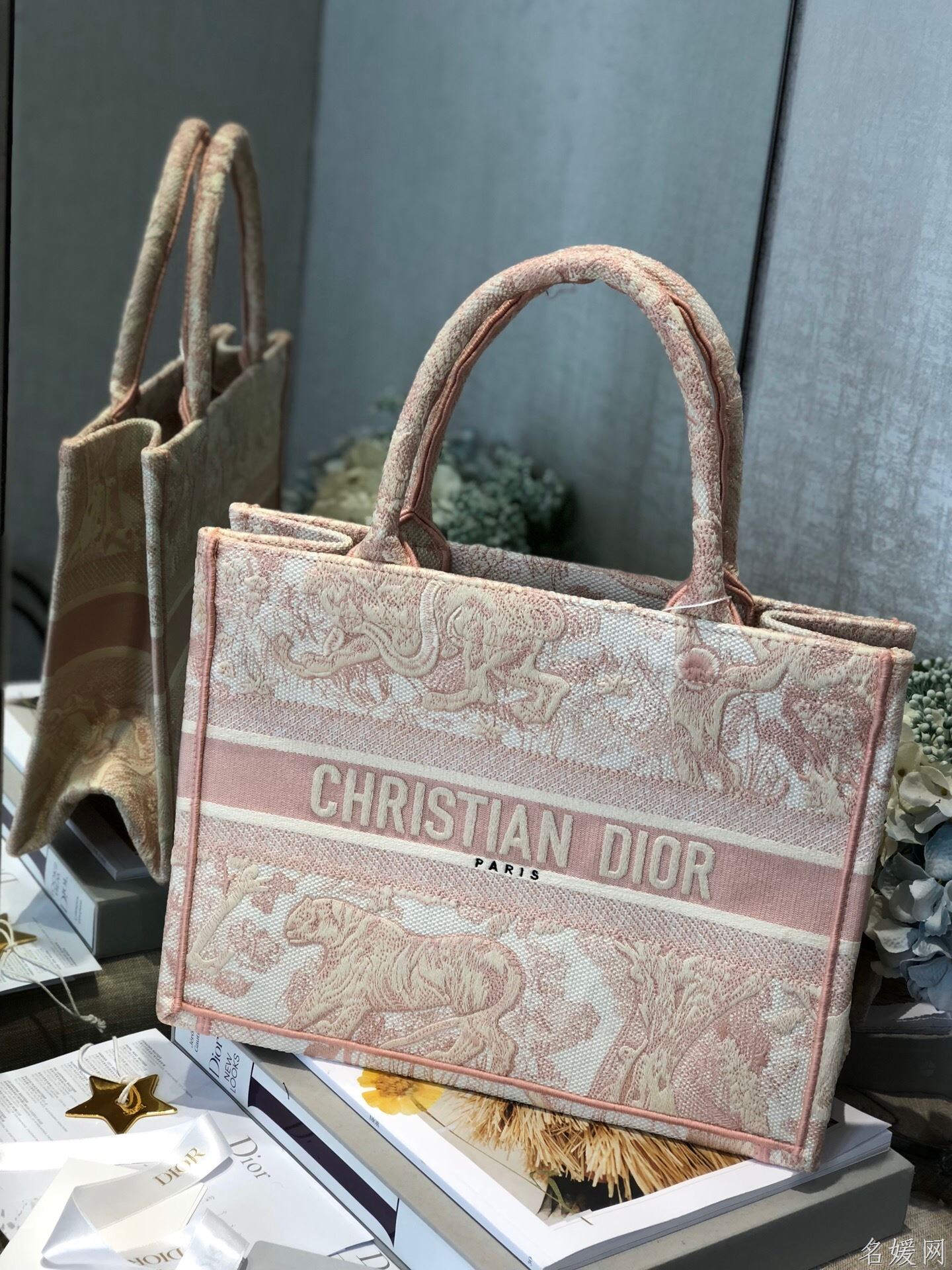 Dior/迪奥 M1296ZTDT 小号粉色茹伊印花Book Tote