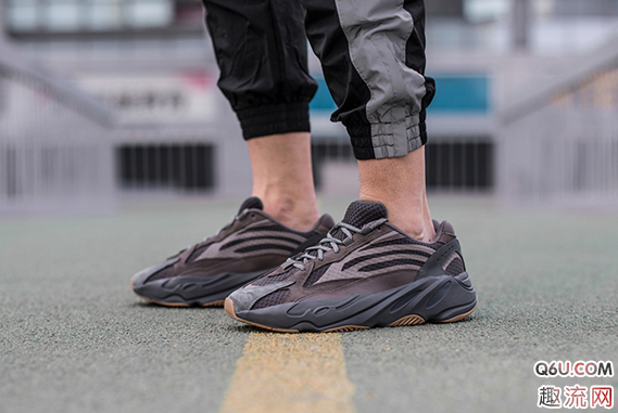 yeezy？700惯性、晶洞和黑紫补货信息？yeezy？700惯性、晶洞和黑紫哪个上脚最好看