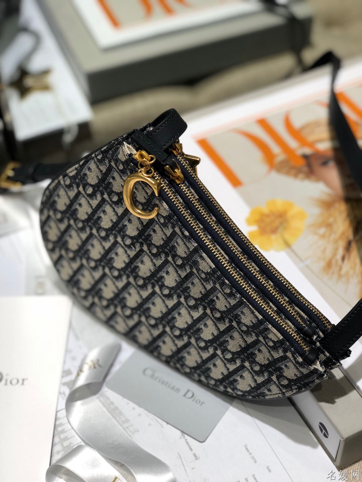 Dior/迪奥 S5642 Saddle蓝色Oblique缇花帆布三层风琴包