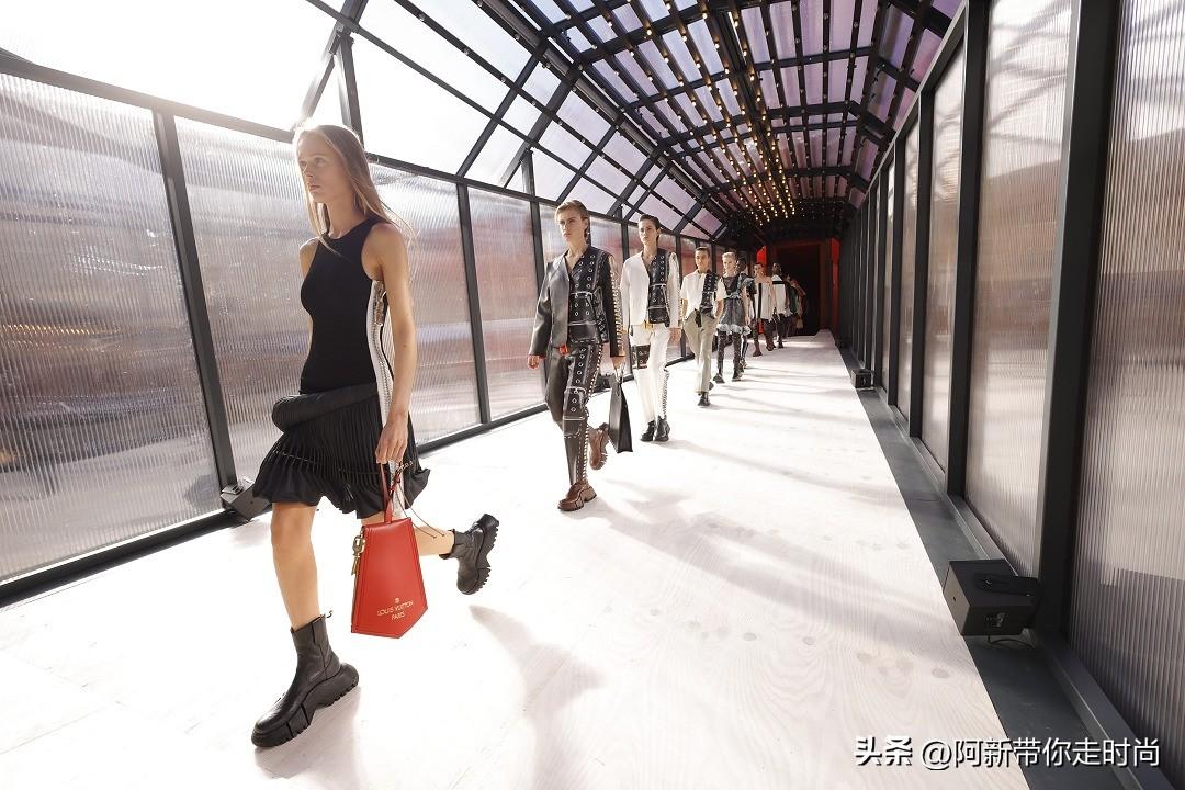 新包 | Louis Vuitton 2023春夏女装秀新包预览：重塑比例超大金属件