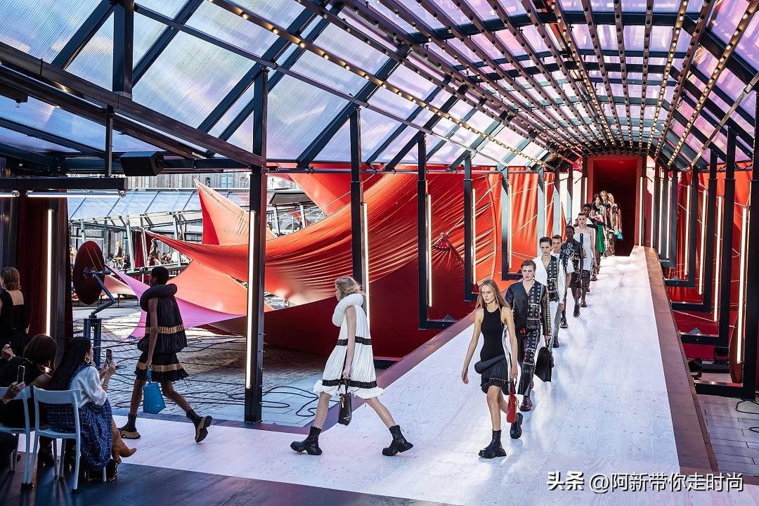 新包 | Louis Vuitton 2023春夏女装秀新包预览：重塑比例超大金属件